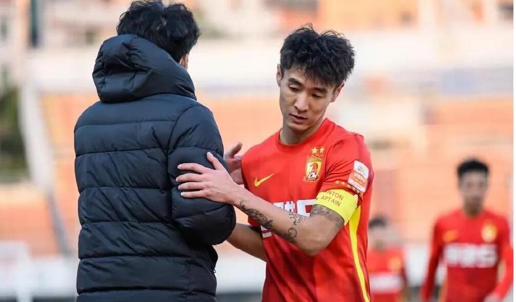山东泰山和上港争抢实力派球员张威和韦世豪，谁能够笑到最后？黄强歪谈体育认为，正当