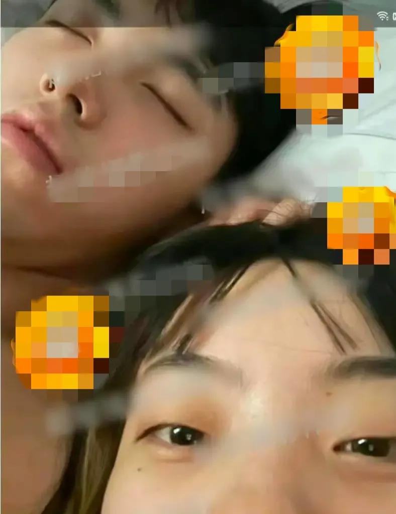 陈凯歌跟张艺谋的区别：

张艺谋想让儿子低调超越他，陈凯歌想让儿子高调地红。

