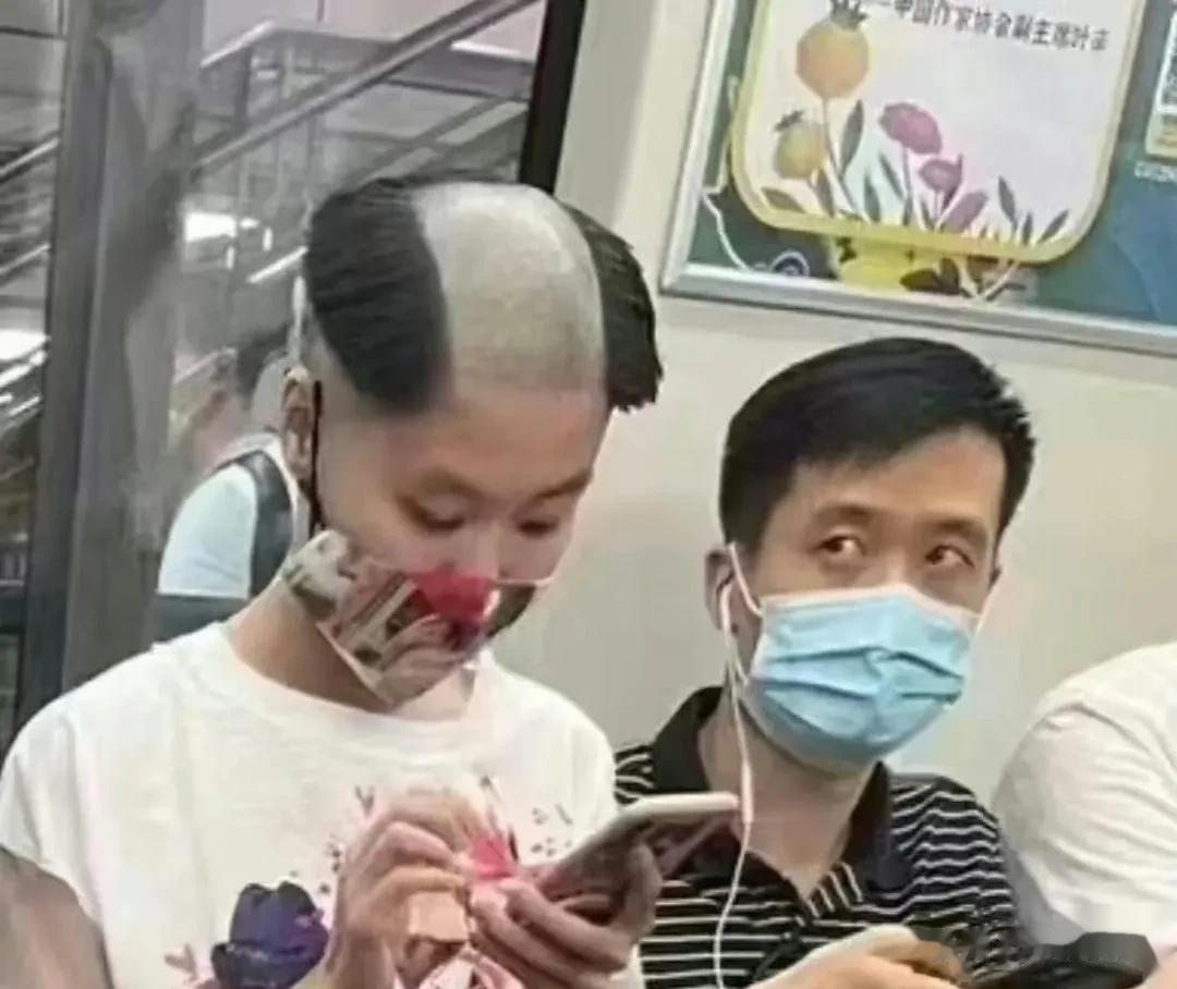图一大哥的眼神亮了。大哥抽了两包华子，才想明白：今天出门没看黄历[捂脸]这到底是
