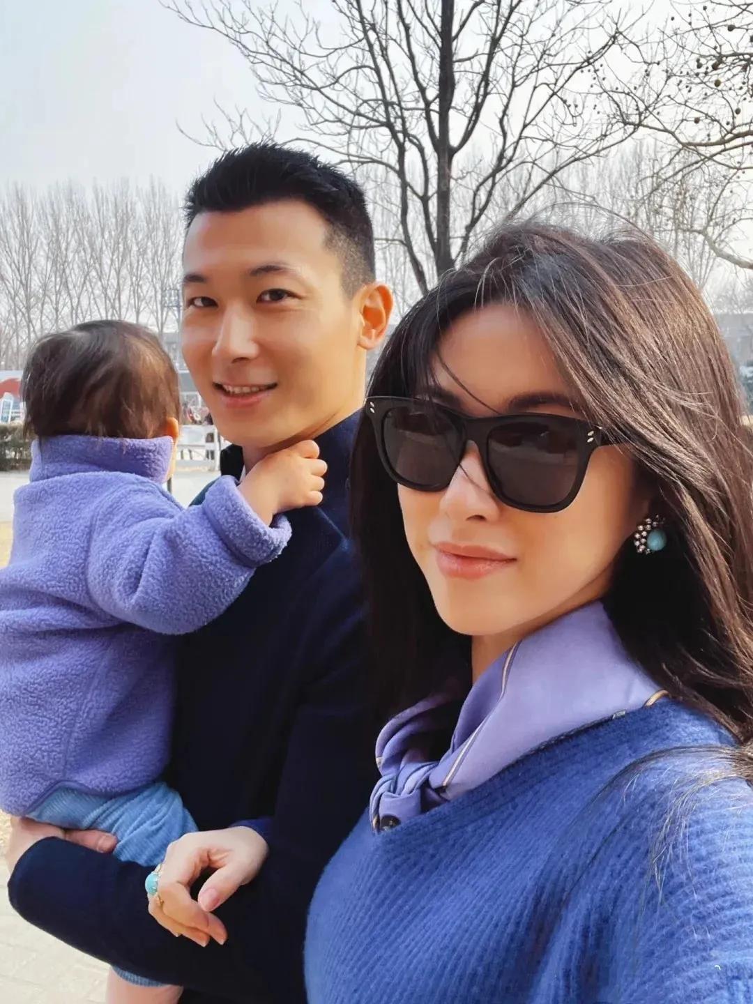 朱珠一家三口去马场游玩，老公身材高大，儒雅帅气，是个海龟学霸。
朱珠情史可谓丰富