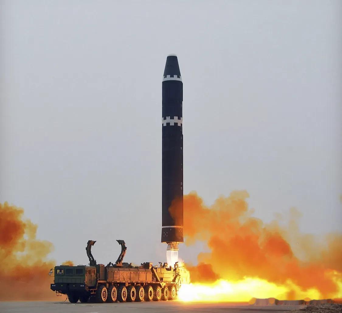 朝鲜公布一张「火星-15」洲际弹道导弹试射照片，平壤国际机场。2月19日，朝鲜宣