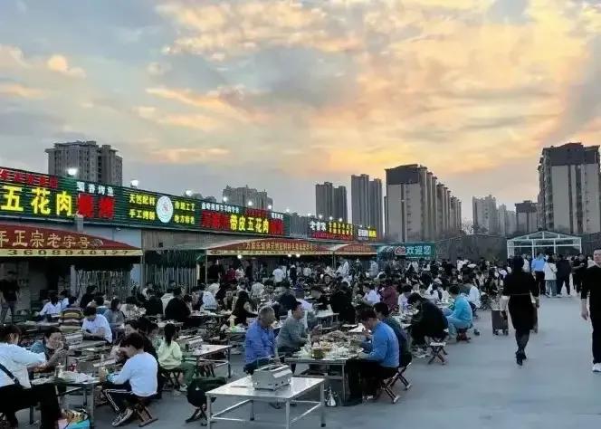 山东淄博的烧烤火了。夜晚的淄博街头人声鼎沸，去往淄博的烧烤专列一票难求，淄博的旅