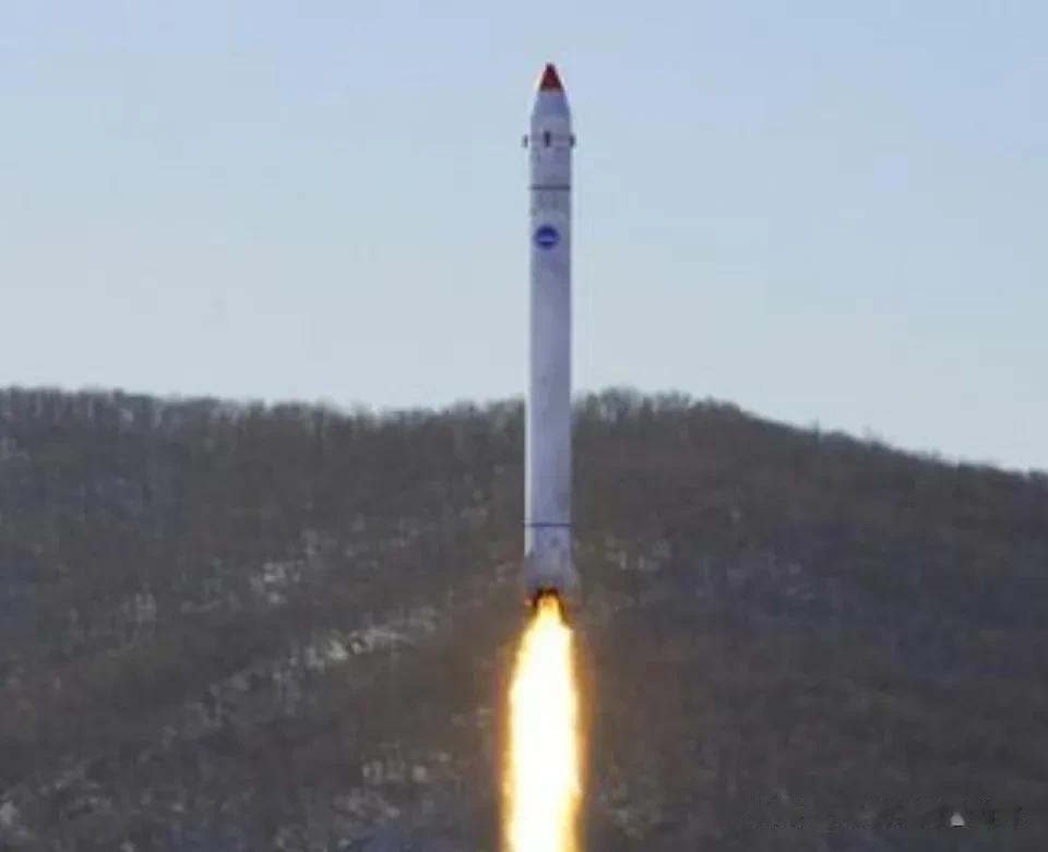 朝鲜宣布成功研制卫星运载火箭大功率引擎、为今后将各种卫星送入轨道提供了保障

 