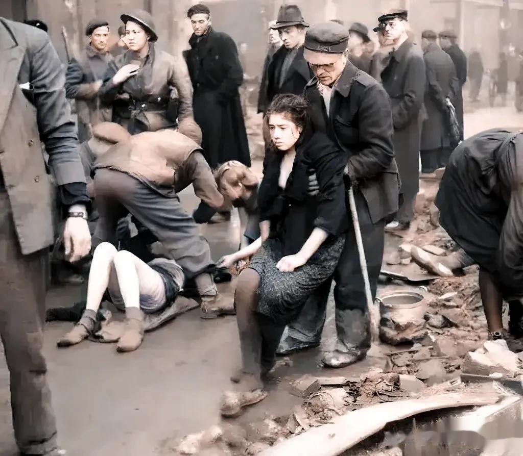 1945年，苏军攻破德国柏林，在苏军士兵们清理战场时，他们无意间发现了一个地窖，