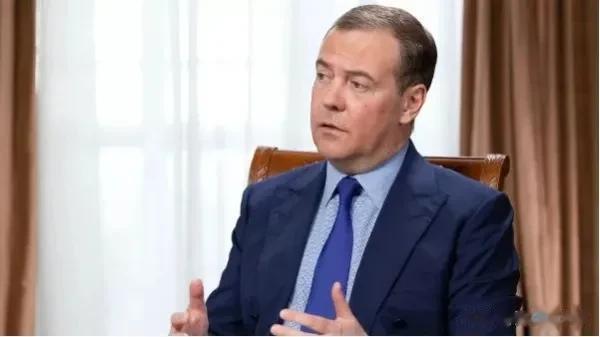 前总统梅姐夫又提核武器了。
2月4日，记者纳丹娜·弗里德里希森援引书面接受采访梅