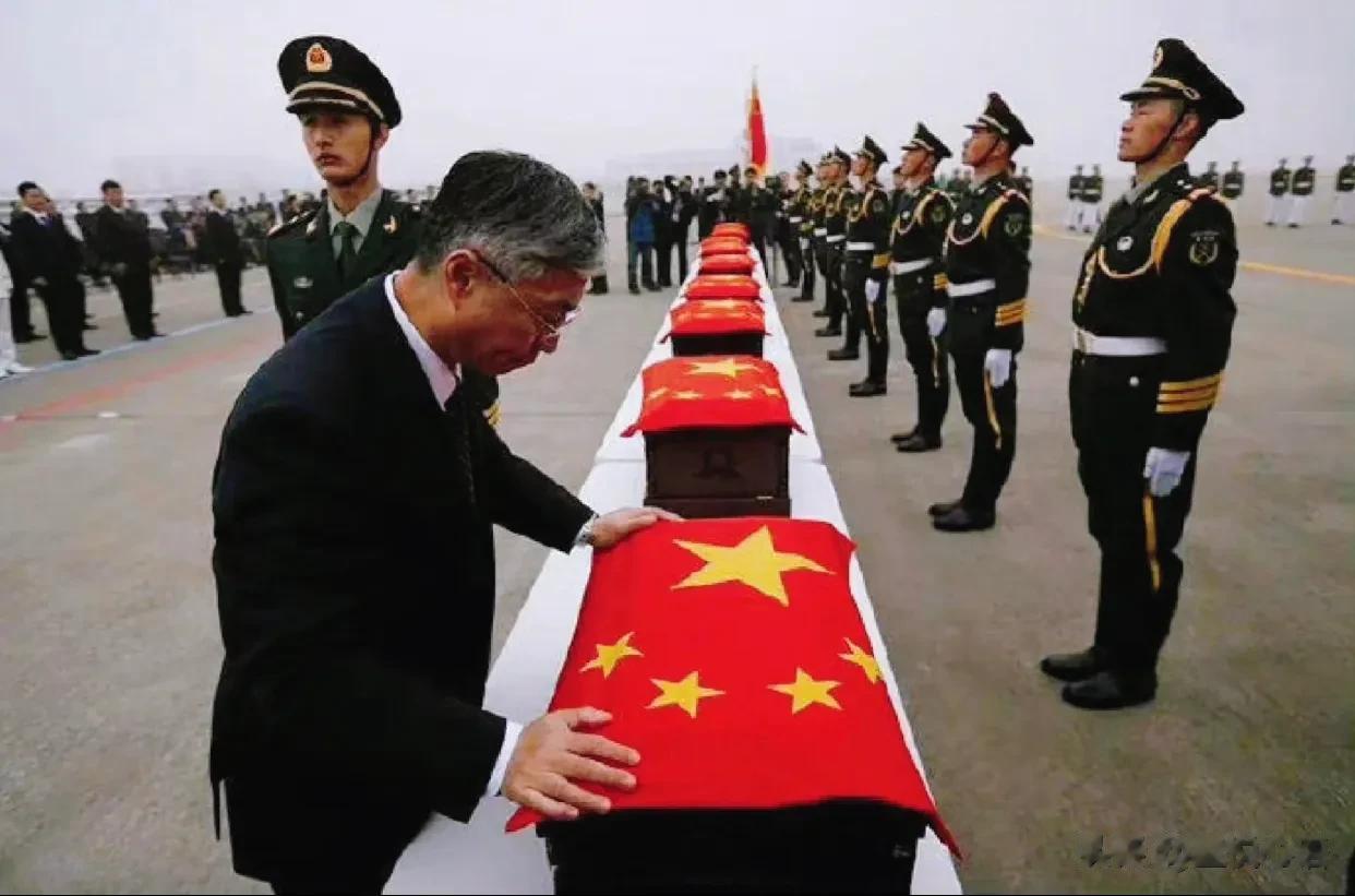 原来我们的随手一翻，就是他们的一生！
原来抗美援朝烈士棺椁上的每一面国旗，
都是