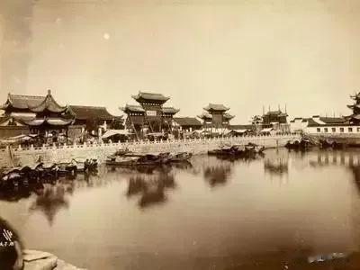 【清末南京老照片】
①南京夫子庙
②一名中年男子在南京明孝陵武士像旁留影
③江南
