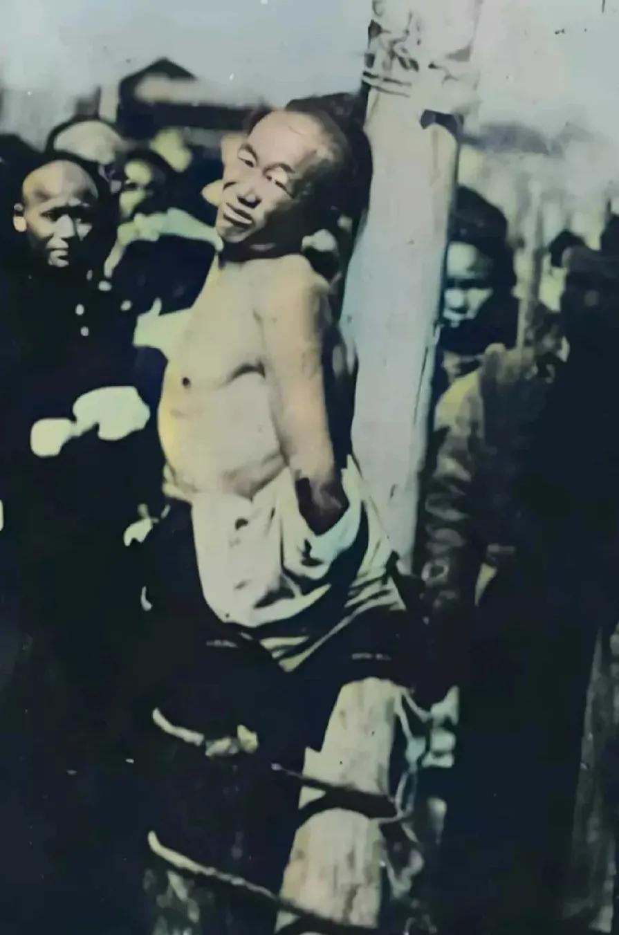 1905年，一位犯人正面临着凌迟的酷刑，当时清政府面临着极速衰落，但这样的刑法却