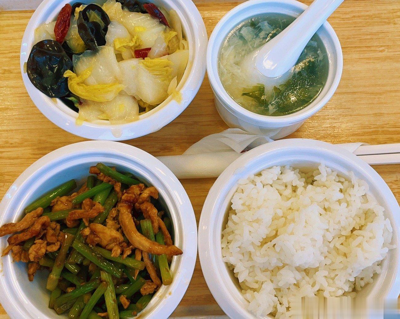 #谢娜瘦了20斤# 今天医生们也开始减肥打卡啦[哈哈][哈哈][哈哈] 春天快来