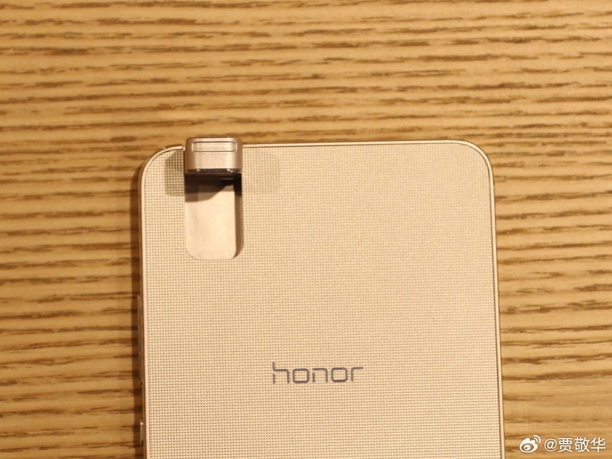 手机圈老鸟才用过的手机，第一款旋转摄像头的手机，当年非常火，而且妹纸们非常喜欢的