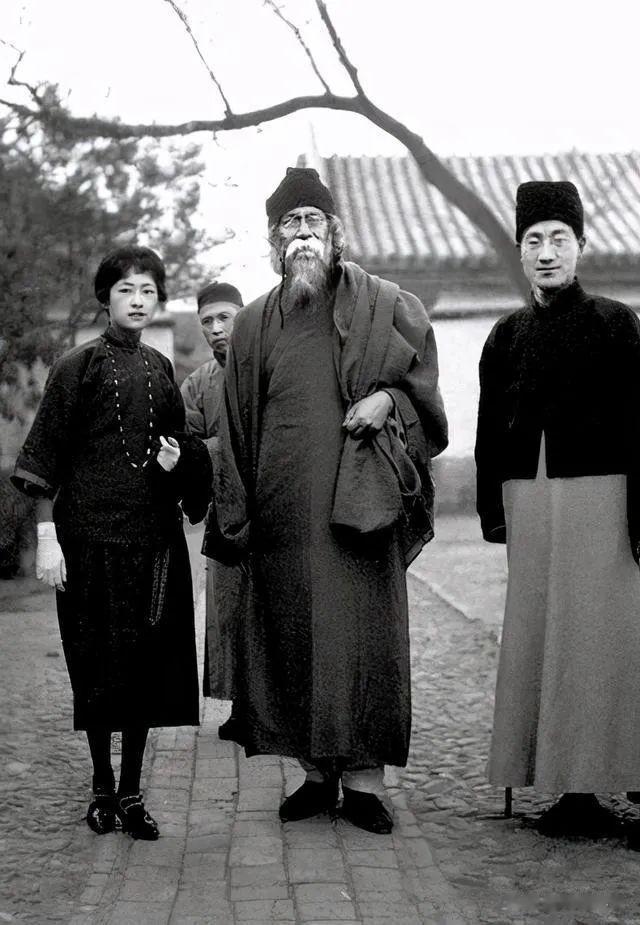 1924年，著名诗人泰戈尔访华，徐志摩邀请林徽因一起接待陪同泰戈尔一行，原本就是