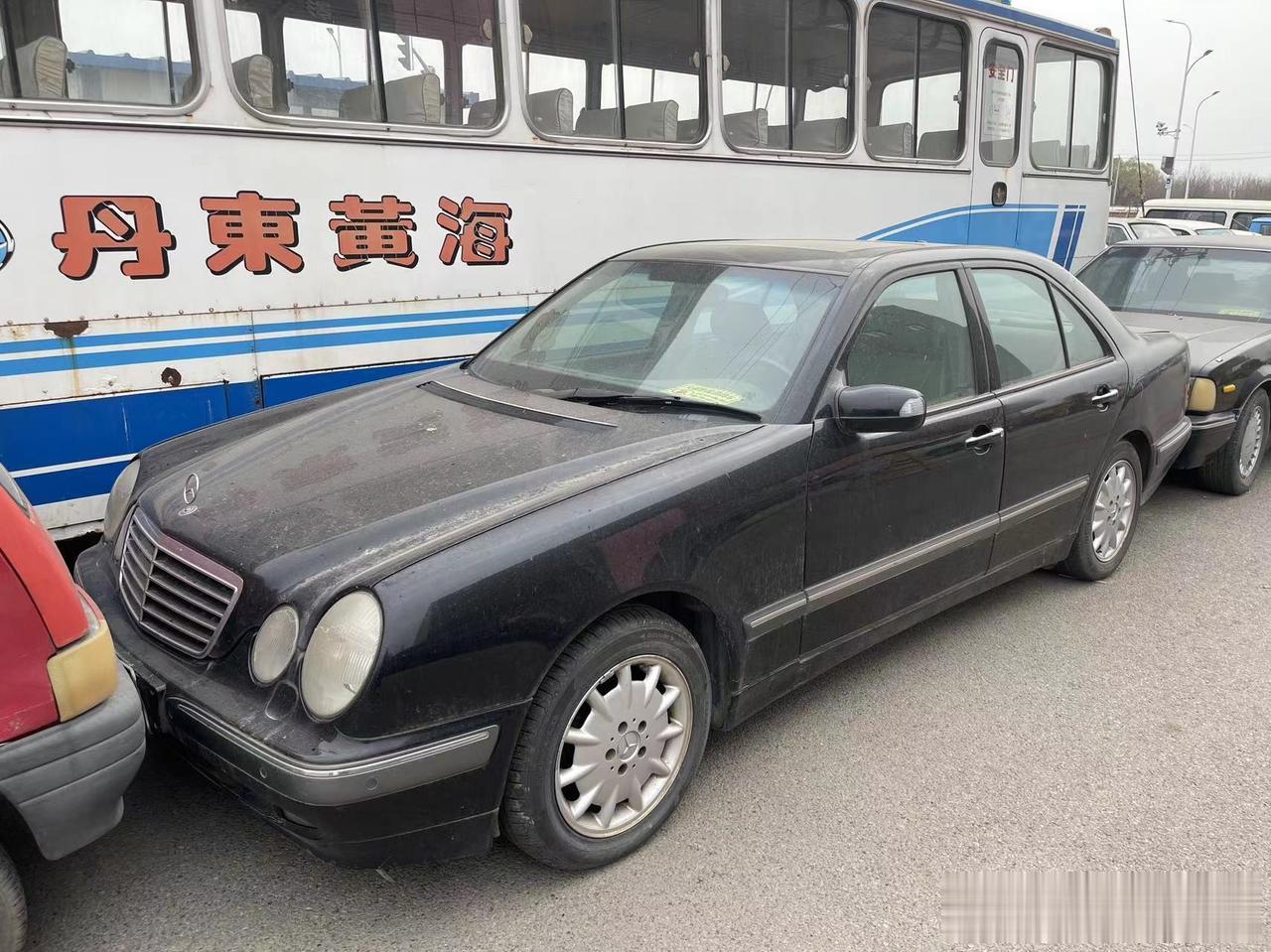 W210的奔驰E240 当年挺帅的奔驰E级，如今却沦落到成为报废车的地步，真希望