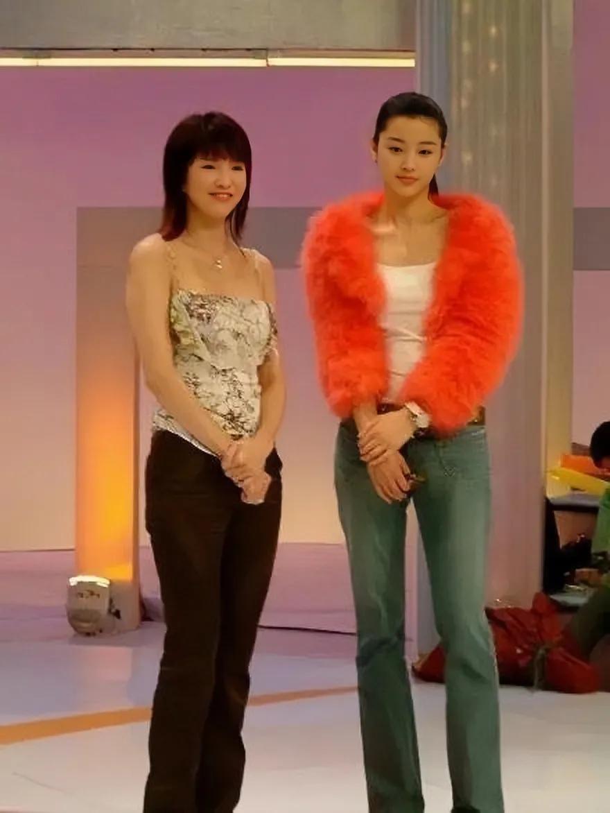 年轻时的全智贤参加综艺节目时的情景，那时的全智贤身材高挑，一双逆天大长腿格外吸睛