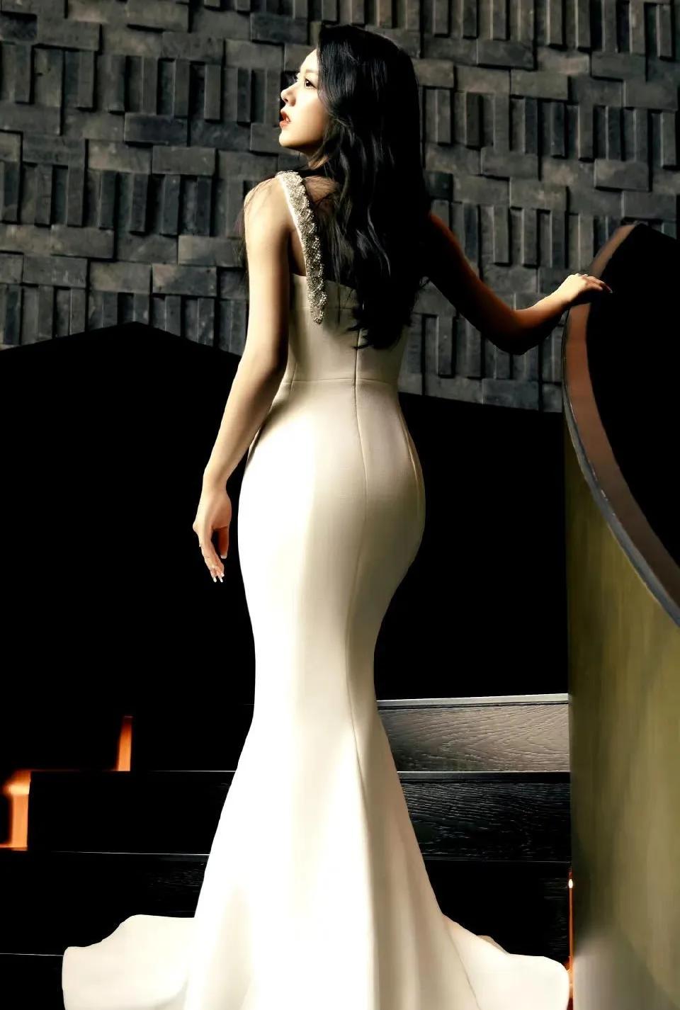 一身白色修身礼裙的赵今麦，造型迷人，身材曲线堪称完美。
赵今麦虽然身高不算高挑，