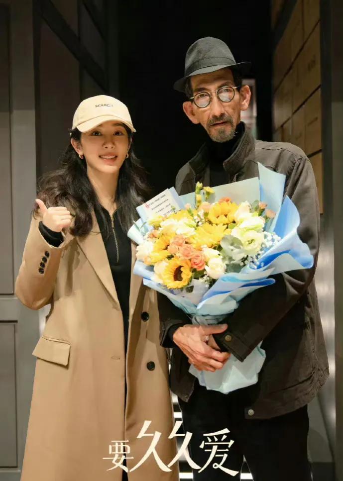 杨紫车保罗199爱杀青同框合照释出，小紫猴甜美可爱，老爷子自带一张喜剧的脸，看着