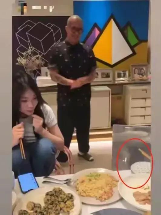 这一家人吃饭的姿势真是绝了呀！

不知道有没有哪一家的父母会和孩子们吃饭是蹲在椅