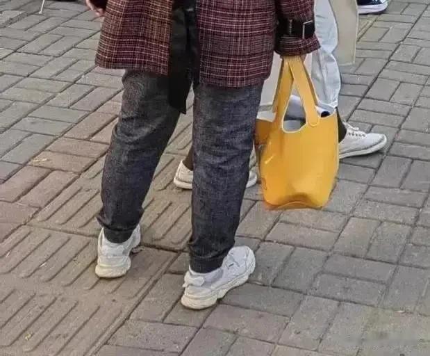 
我信命。
一个人来到这个世界上，你的相貌，就决定了你今后的命运。
人模狗样的人