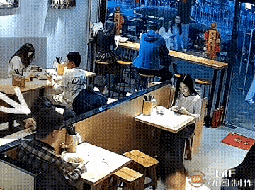 “该说不说，对面白衣长直发的小姐姐，气质确实很好”[吃瓜群众]对熟人扣碗泼汤的男