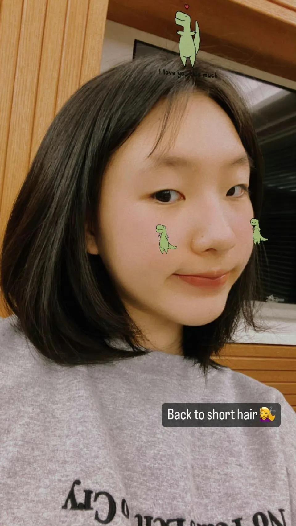 小S大女儿许曦文分享了自拍照，还用特效给小恐龙给自己妆饰，清纯可爱还带一点点俏皮