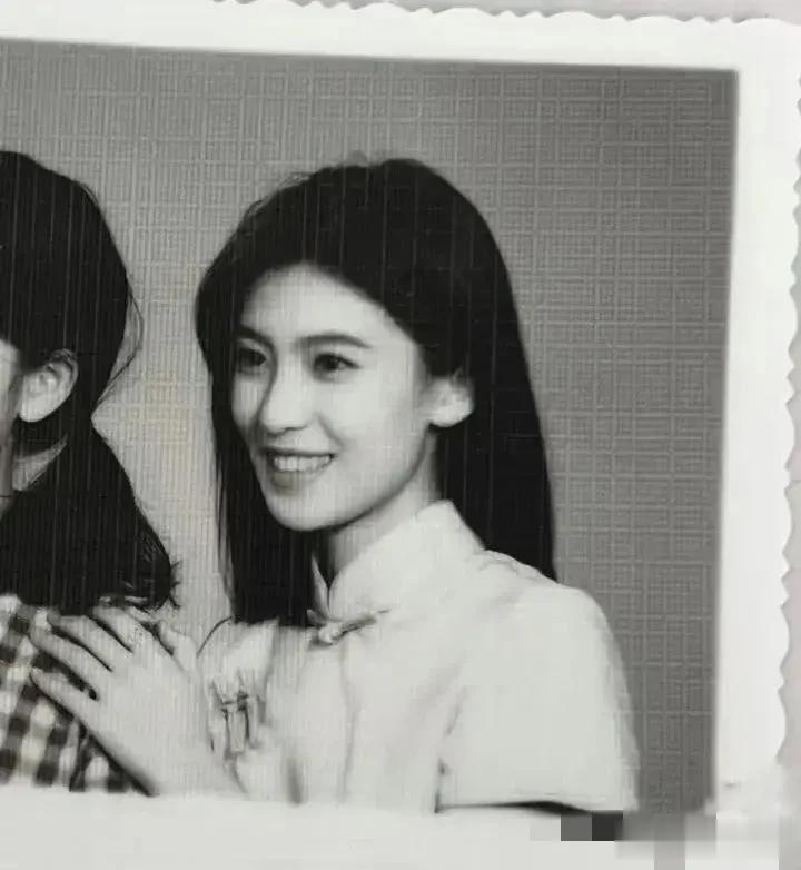 上世纪80年代的一位天津美女，现在已经60多岁了吧。她是谁？现在人在哪？[思考]