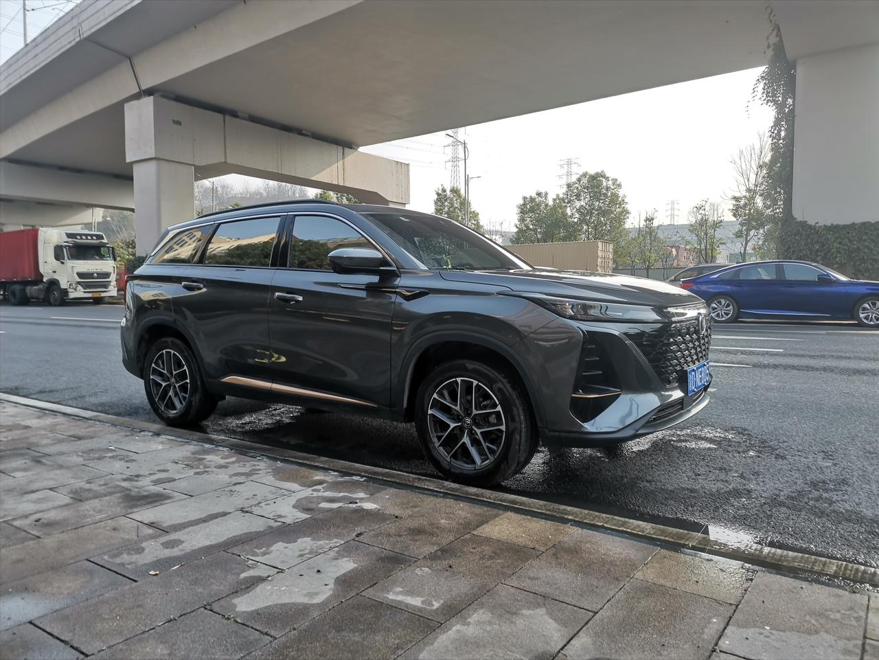  有一年，是初一回的老家。
初一的时候，路上车很少；那种路上就几个车的感觉，很舒