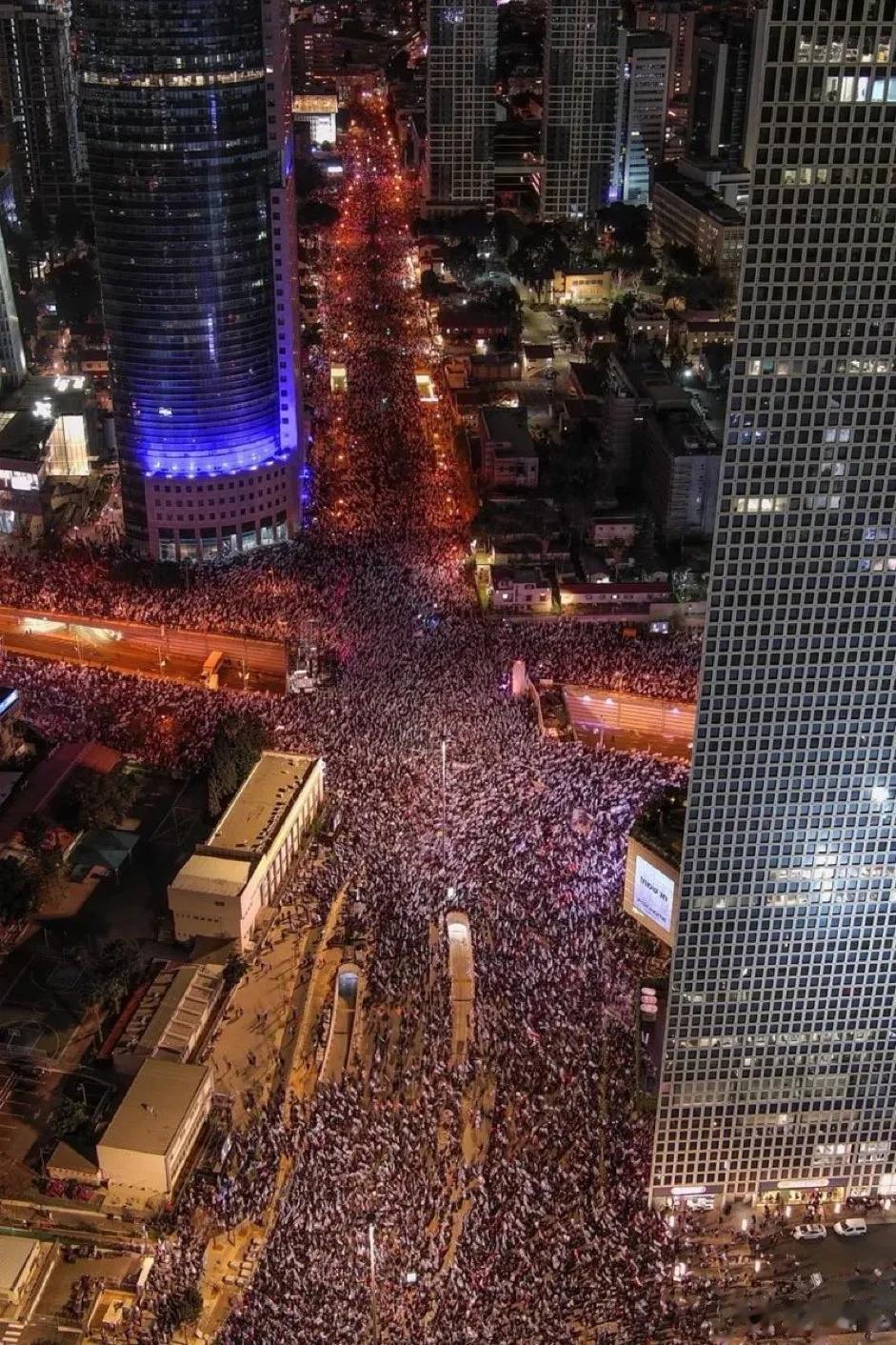 时代变革、人民呼声，因反对司法改革的以色列国防部长格兰特昨天突遭当局罢免，导致当
