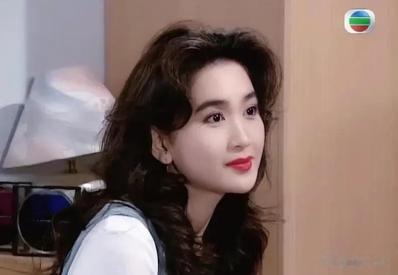 谁说女明星一定要脸小才好看？看看她还不是一样的性感迷人、魅力四射！

话说以前的