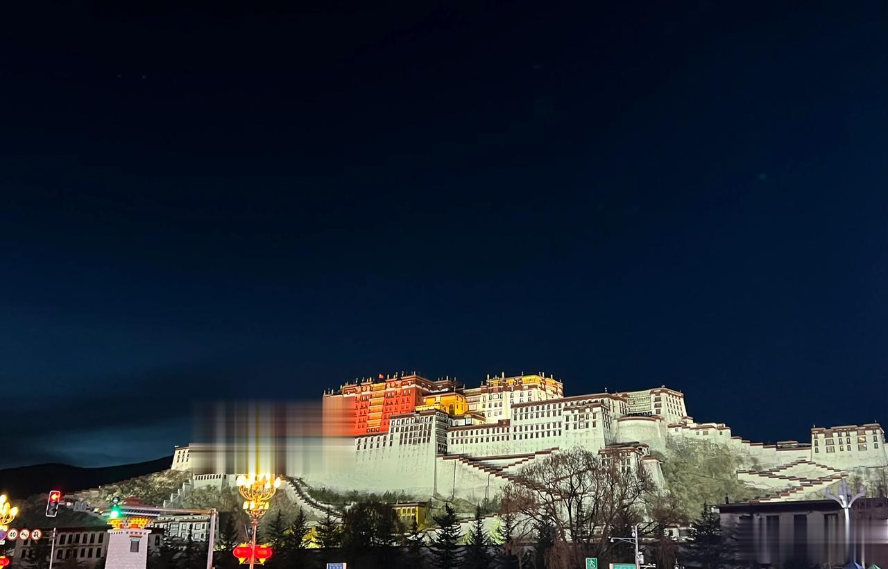 昨晚6点抵达拉萨，安顿好吃完饭已经接近9点（天快黑时），同行的几个小伙伴都出现了
