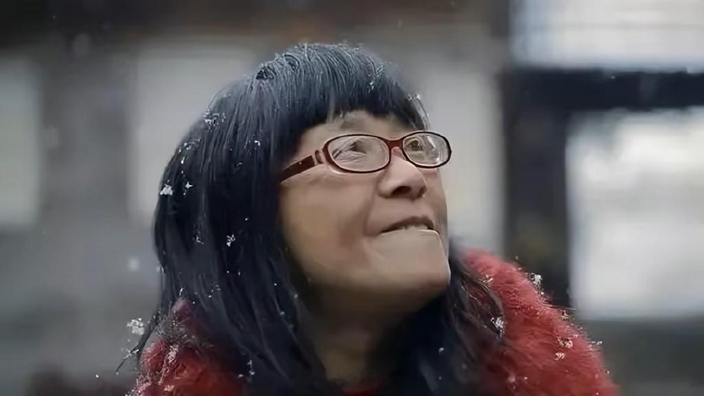 #余秀华直播谈当代人爱情观#时代总是在不断地变迁着。生活在这个时代的人们，当然也