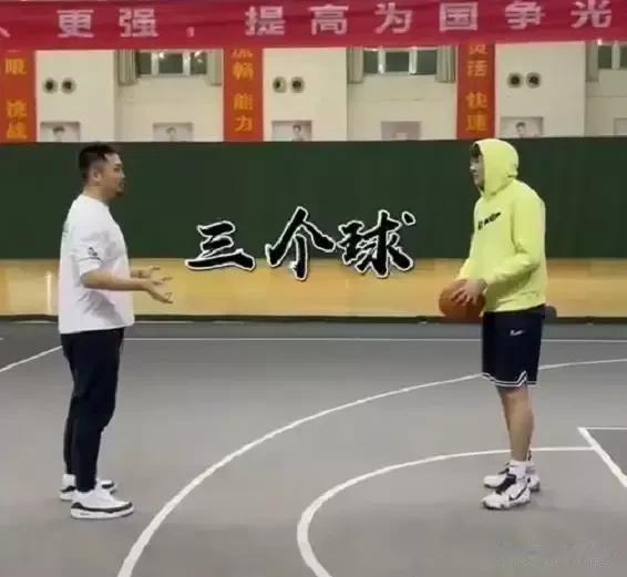 山东西王和广州队的下半场，球队想要赢球，几个方面需要做好，
第一，内线对哈斯的防