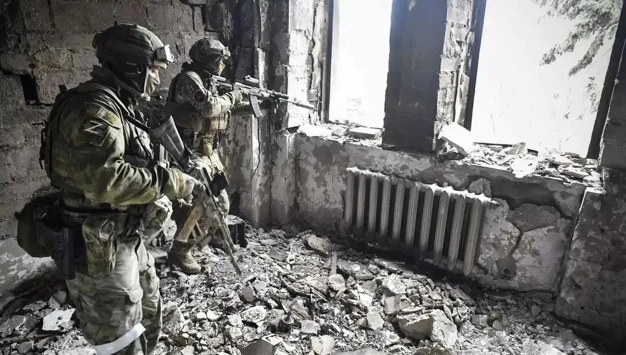 俄“瓦‬格纳”雇‮兵佣‬在‮名一‬被‮毙击‬的乌克‮老兰‬兵‮上身‬搜‮一出‬份