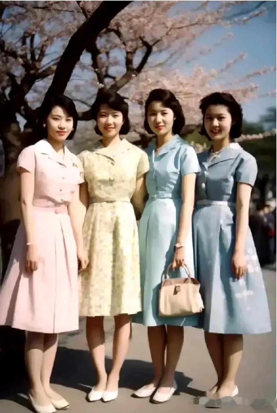 被80年代的四个女生美到了

淳朴自然，大大方方，衣服剪裁合体，乌黑亮丽的头发
