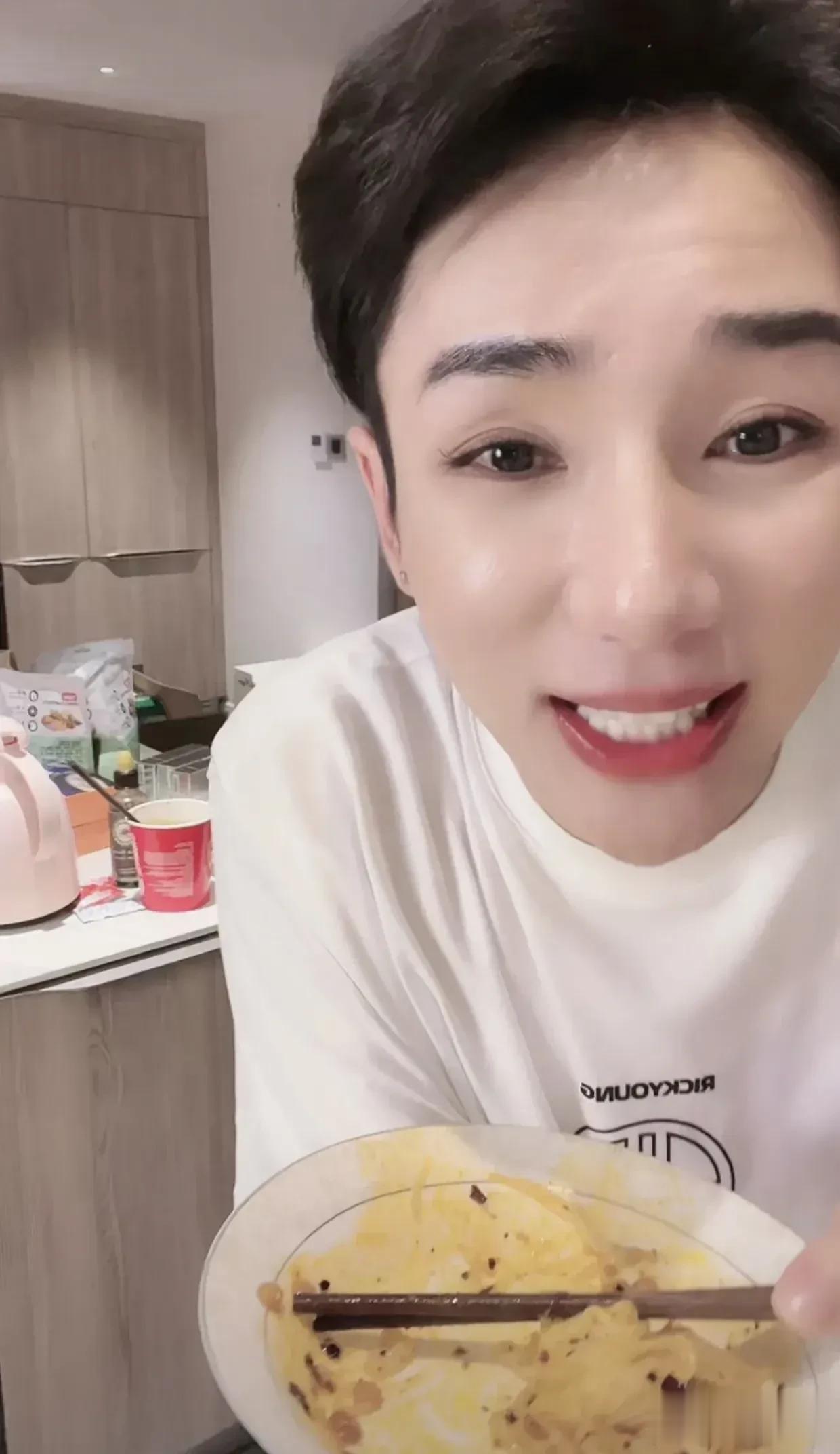 不理解张兰直播间的男主播为什么都要打扮得像女孩子一样，男人就应该阳刚正气，这样柔