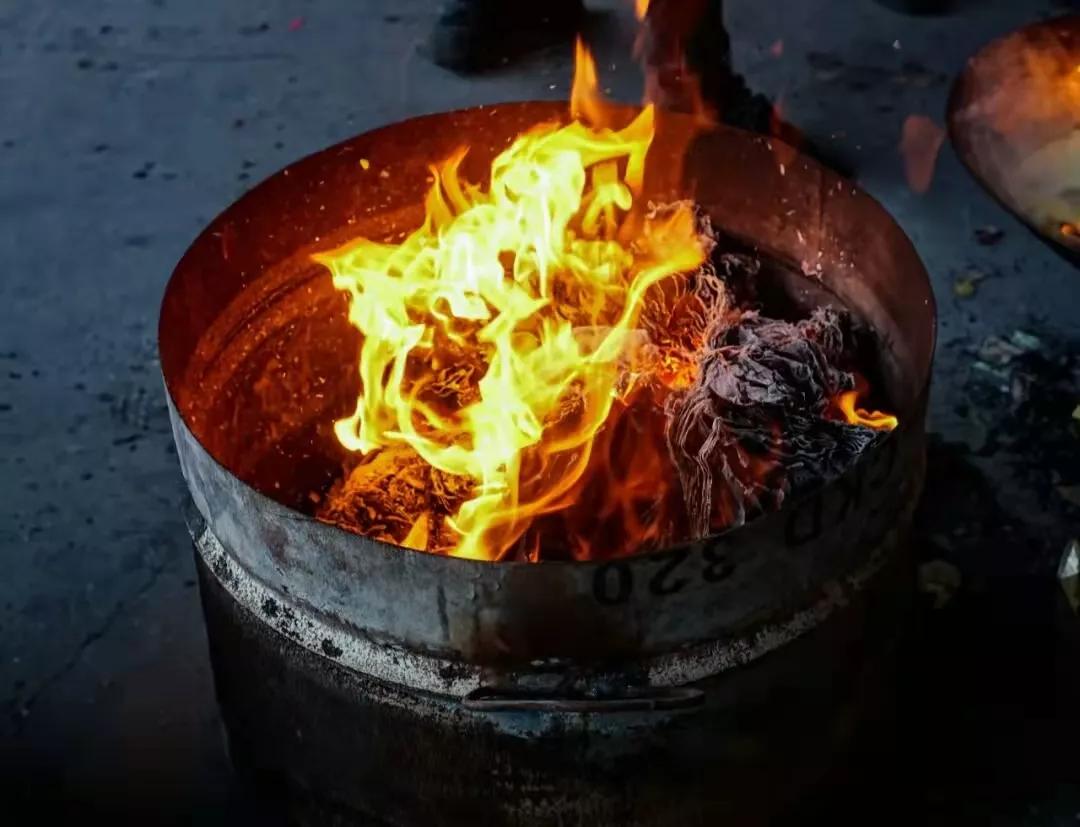 走在下班回家的路上，看见有人当街烧纸，才想起，寒衣节到了！

以前，只觉这是一种