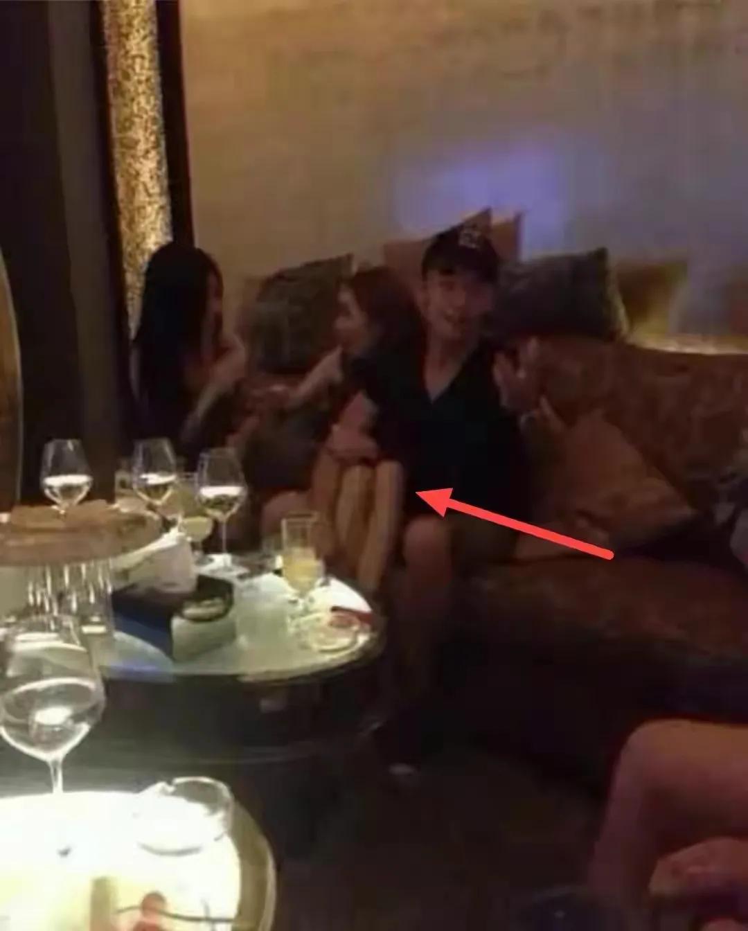 郑恺成名前的luo照被曝光，不愧是夜店小王子，不知道苗苗怎么看？

苗苗找郑恺，