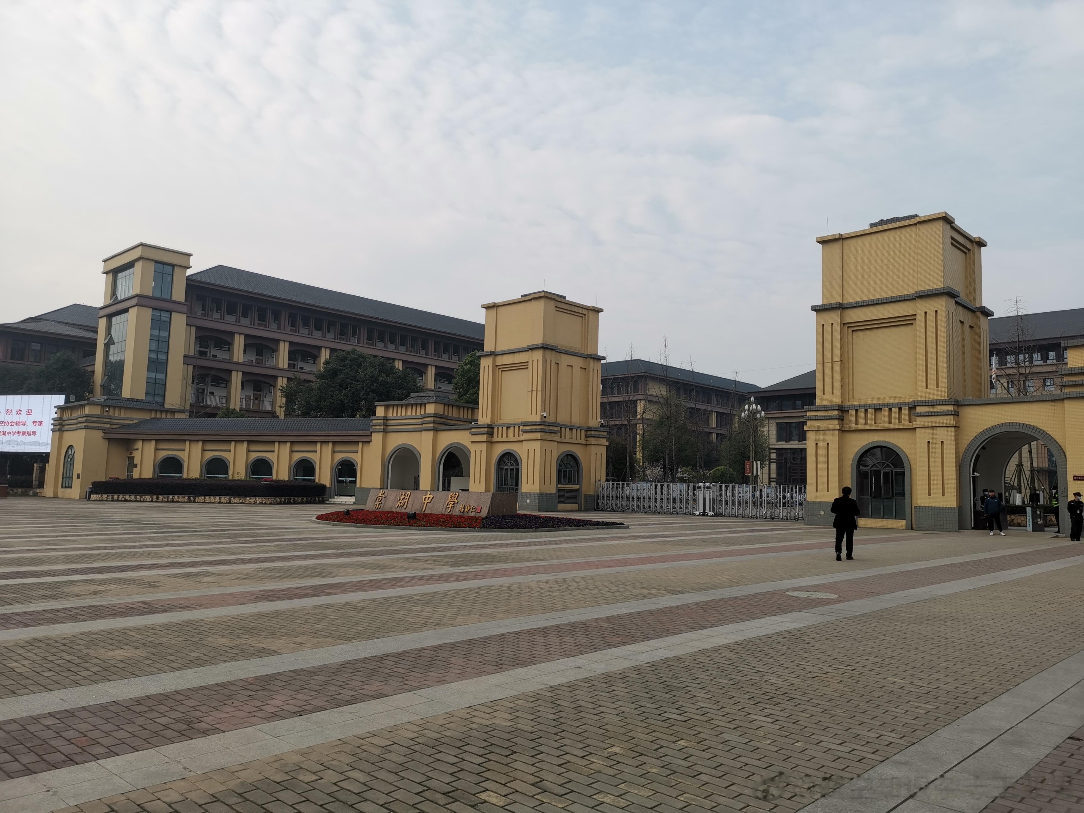 《航空知识》成都棠湖中学航空科普报告结束，海航学员班的孩子们很喜欢，有机会再聚再