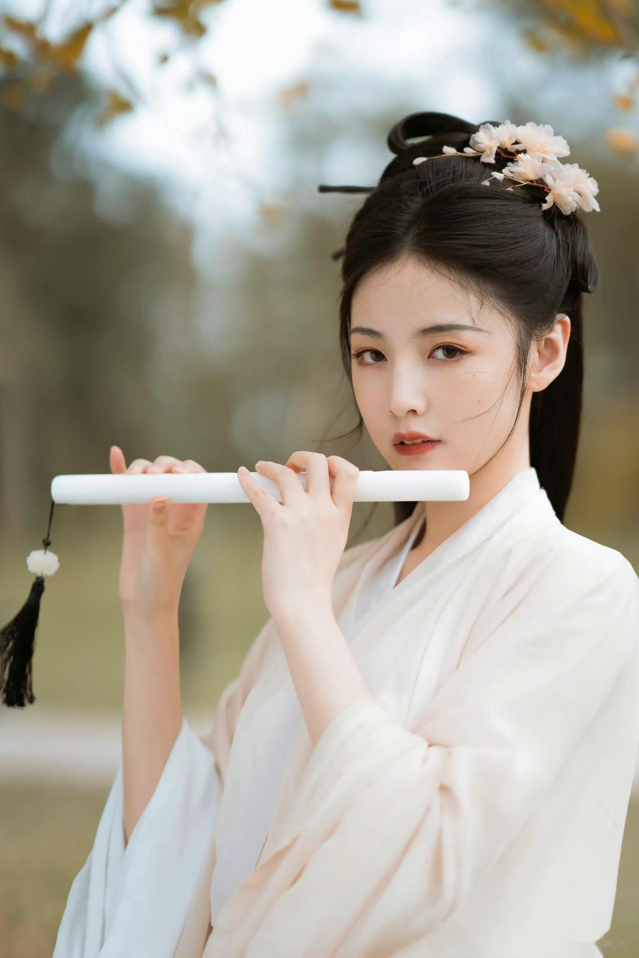 赵粤

金黄色的银杏林满满的秋