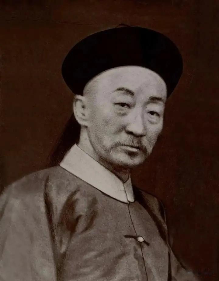 溥仪外祖父荣禄的发迹
《我的前半生》中写道：我外祖父荣禄是瓜尔佳氏满洲正白旗人，
