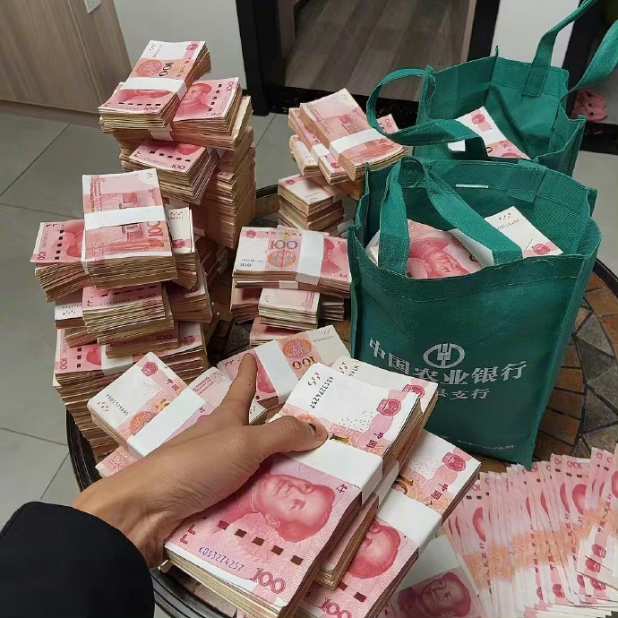 时刻提醒自己缺的是钱，别扯没用的情，少操没用的心，始于钱，终于钱，一切向钱看，向