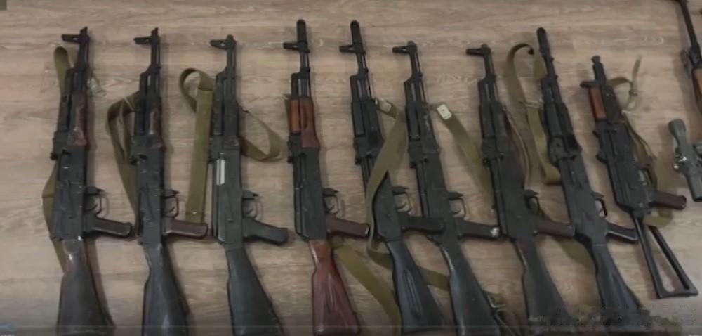 哈萨克斯坦安全部门在江布尔州缴获大量暴乱分子的枪械，包括AK-47、AK-74、