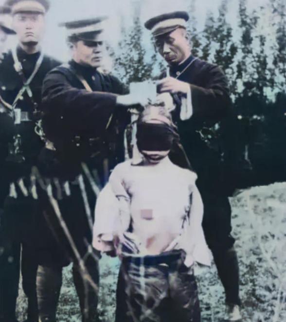 历史老照片：
民国年间，一个女囚正在被执行“裸刑”。
从照片中可见，她的上身被剥