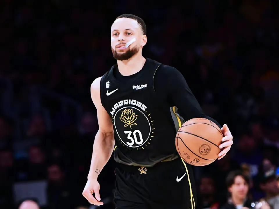 库里复出27分连胜中断 客场胜率刚过两成

NBA常规赛，勇士以105比113不
