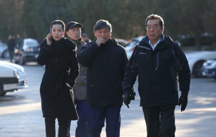 没想到李双江今年都已经84岁了，看起来却依旧如此精神，别看与老婆梦鸽相差27岁，