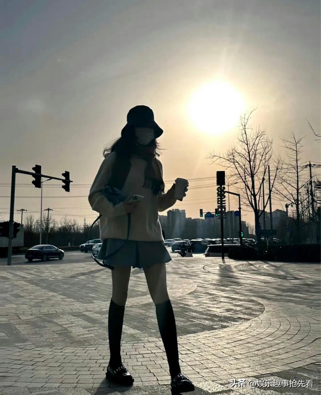 女大十八变真的没有说错。
李湘女儿王诗龄已经从胖嘟嘟的小女孩长成长腿大姑娘了，话