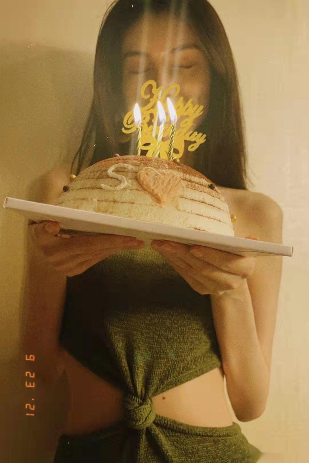 #胡歌聚会照被曝蛋糕意外走红#   说句实在话，看到这样子蛋糕的时候，真是让我忍