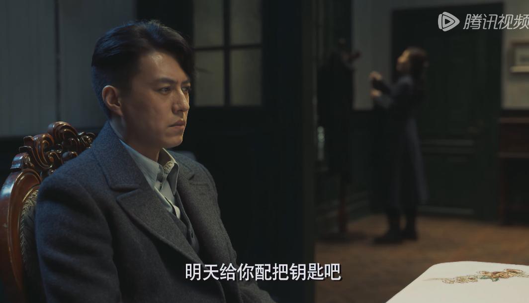 晚上，女人回到家，发现黑暗里坐着一个男人，她没有惊讶，反而淡定地说：明天给你配把