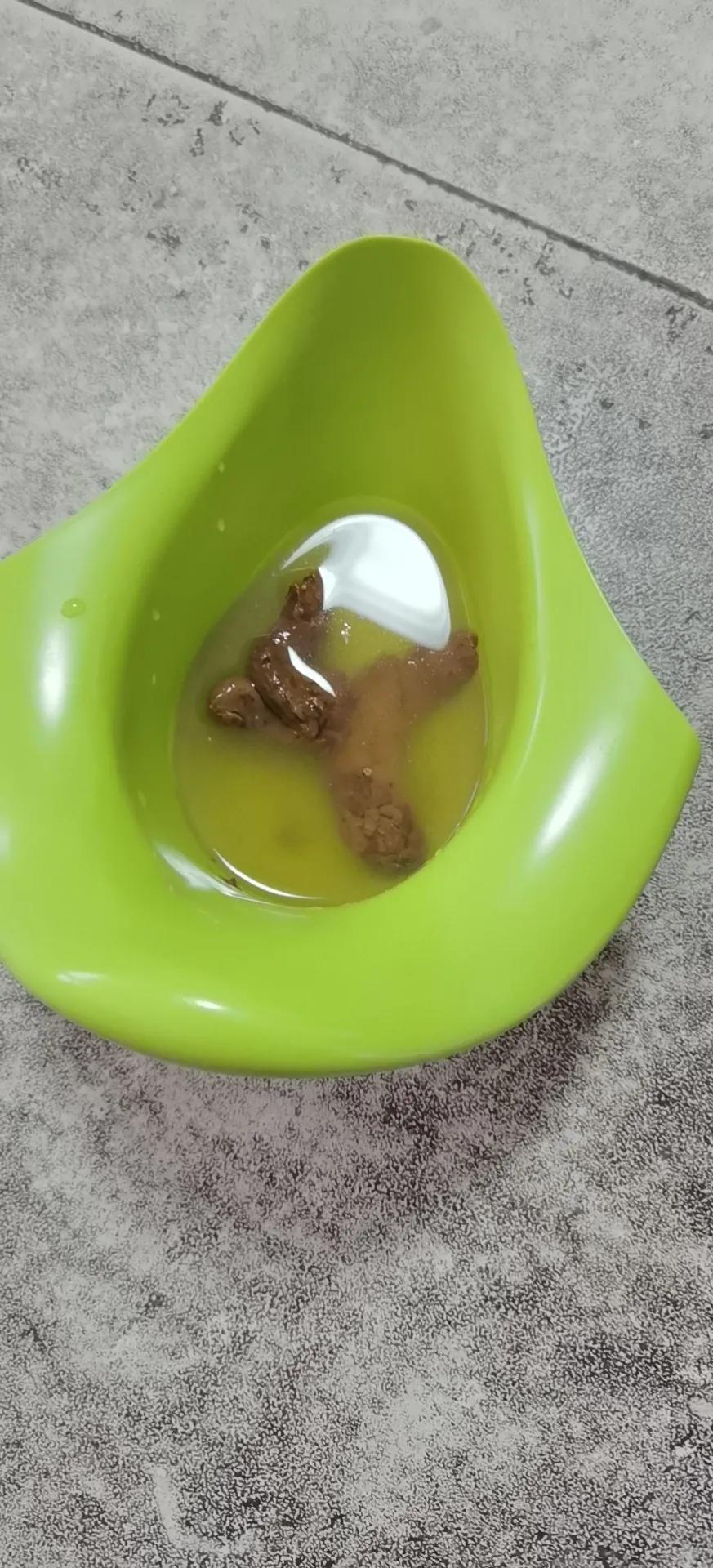 小妞两岁半，就是不肯坐马桶拉臭臭，说是马桶里有怪物，非要站着拉在尿不湿里，被我打