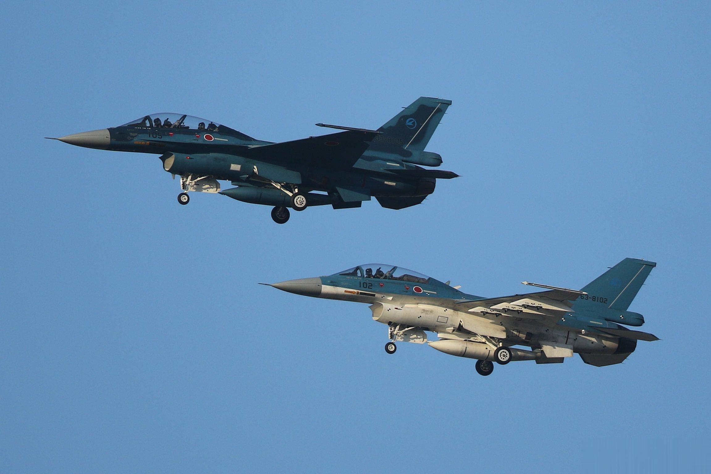F-2B量产型和原型机涂装对比，注意102号原型机后座已改为搭载测试设备#航空[