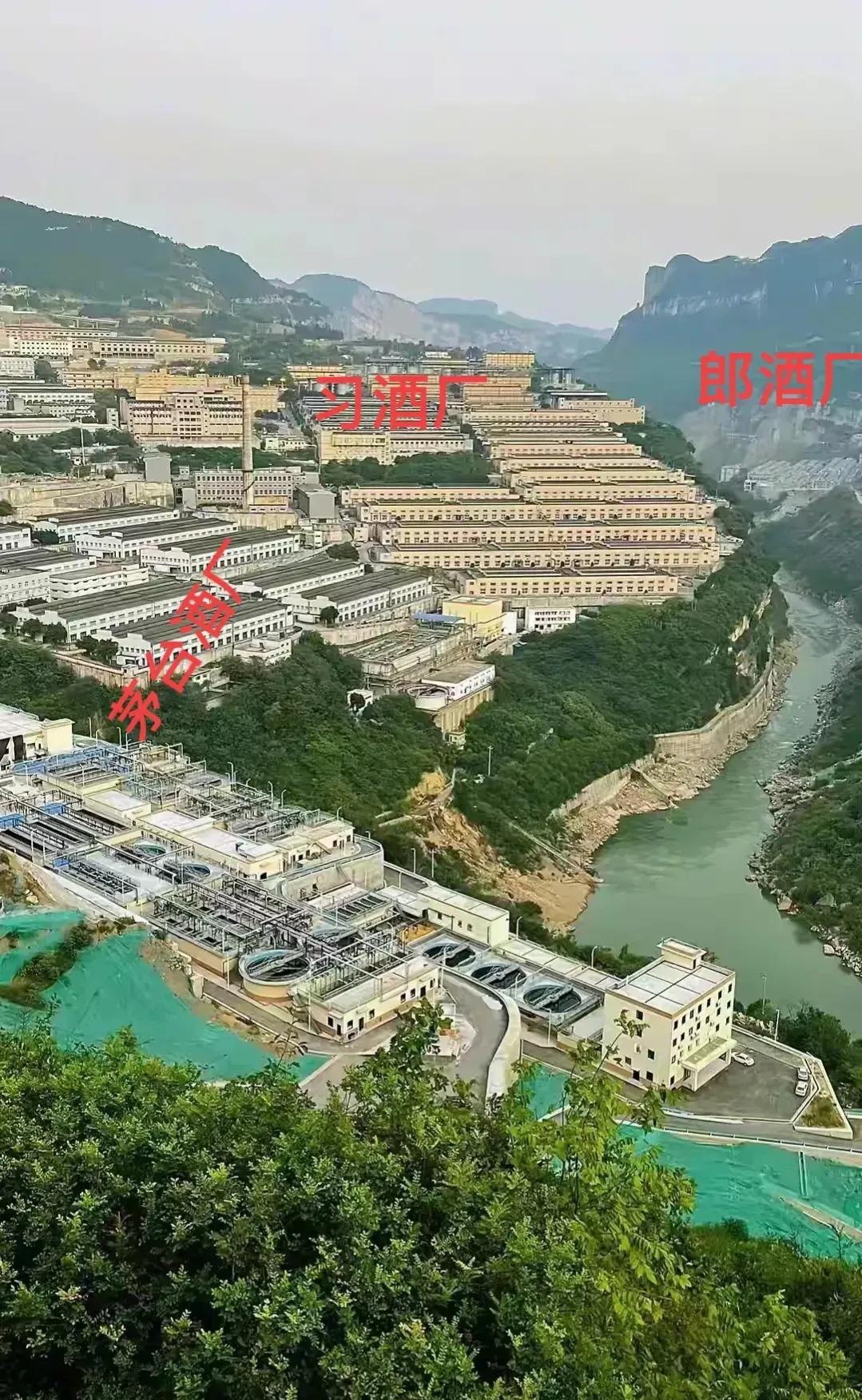 茅台镇的三大酒厂：茅台酒厂、习酒酒厂、郎酒酒厂，都在赤水河旁边！

这条赤水河真