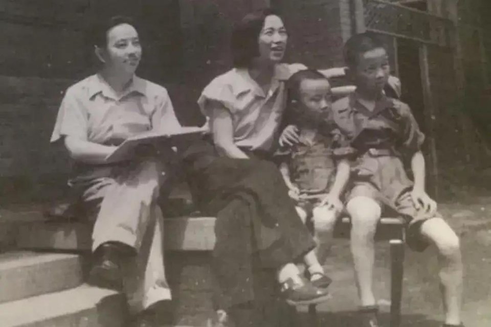 1949年，王明及其家人的一张合影照。1950年10月，王明“请求到苏联医治”的